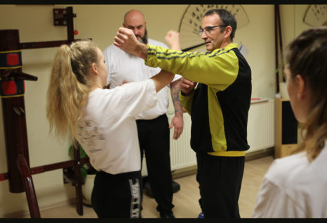 Familie beim Wyng Tjun Training in der Akademie für Kampfkunst und Bewegung in Solingen.